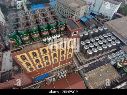 170811 -- QINGDAO, 11. August 2017 -- Luftaufnahme vom 10. August 2017 zeigt die Vogelperspektive der Tsingtao-Brauerei in Qingdao, ostchinesische Provinz Shandong. Eine Gruppe von Fotos, die von Drohnen gemacht wurden, zeigen Sehenswürdigkeiten der Stadt, die die Entwicklung der Küstenstadt in den letzten Jahren widerspiegeln. Lb CHINA-SHANDONG-QINGDAO-LUFTAUFNAHME CN ZhuxZheng PUBLICATIONxNOTxINxCHN Stockfoto