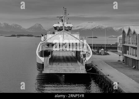 Schwarz-weiß-Foto des vollelektrischen und emissionsfreien Boreal Norge ALS Ro-Ro-/Passagierschiff, MF Harøyfjord, im Molde Harbour, Norwegen. Stockfoto