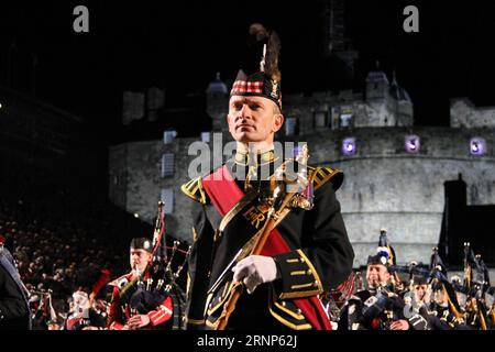 (170812) -- EDINBURGH, 12. August 2017 -- Eine britische Militärband tritt während des Royal Edinburgh Military Tatoo 2017 in Edinburgh, Großbritannien, am 10. August 2017 auf. Das Royal Edinburgh Military Tattoo ist eine jährliche Veranstaltung von britischen, Commonwealth- und internationalen Militärbands und künstlerischen Performanceteams auf der Esplanade von Edinburgh Castle in der schottischen Hauptstadt. Das erste Edinburgh Tattoo fand 1950 statt. (srb) BRITISH-EDINBURGH-ROYAL EDINBURGH MILITARY TATTOO ZhangxDailei PUBLICATIONxNOTxINxCHN Edinburgh 12. August 2017 ein britisches Military Tie spielt während der Royal Edin 2017 Stockfoto