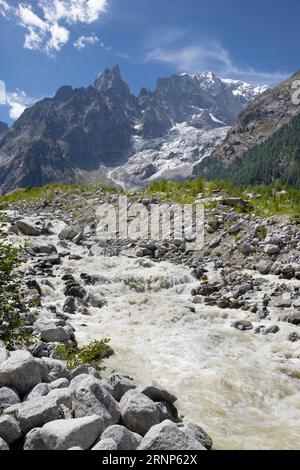 Das Mont-Blanc-Massiv mit dem Gletscherbach des Brenva-Gletschers über dem Entreves - Italien. Stockfoto