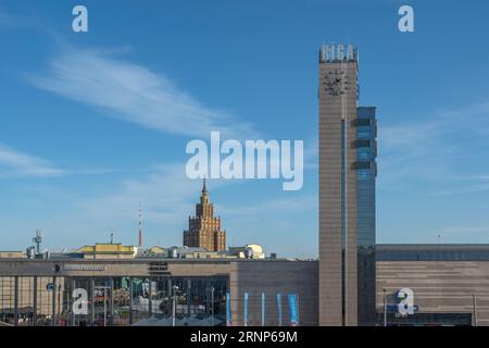 Uhrturm und Lettische Akademie der Wissenschaften - Riga, Lettland Stockfoto