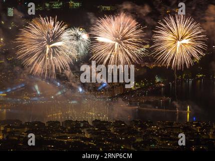 (170813) -- GENF, 13. Aug. 2017 -- Foto aufgenommen am 12. Aug. 2017 zeigt ein Feuerwerk, das den Himmel über dem Leman-See während des Genfer Festivals in Genf, Schweiz, erleuchtet. Das Genfer Festival ist eine zehntägige Veranstaltung, die jährlich in den ersten Augusttagen stattfindet. ) (Zxj) SCHWEIZ-GENF-FESTIVAL-FEUERWERK XuxJinquan PUBLICATIONxNOTxINxCHN Genf 13. August 2017 Foto aufgenommen AM 12. August 2017 zeigt Feuerwerk, das den Himmel über dem Leman-See während des Genfer Festivals in Genf beleuchtet das Genfer Festival IST ein zehntägiger Event-Held jährlich in den ersten Tagen der August Schweiz Genf Festival F Stockfoto