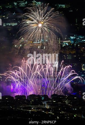 (170813) -- GENF, 13. Aug. 2017 -- Foto aufgenommen am 12. Aug. 2017 zeigt ein Feuerwerk, das den Himmel über dem Leman-See während des Genfer Festivals in Genf, Schweiz, erleuchtet. Das Genfer Festival ist eine zehntägige Veranstaltung, die jährlich in den ersten Augusttagen stattfindet. ) (Zxj) SCHWEIZ-GENF-FESTIVAL-FEUERWERK XuxJinquan PUBLICATIONxNOTxINxCHN Genf 13. August 2017 Foto aufgenommen AM 12. August 2017 zeigt Feuerwerk, das den Himmel über dem Leman-See während des Genfer Festivals in Genf beleuchtet das Genfer Festival IST ein zehntägiger Event-Held jährlich in den ersten Tagen der August Schweiz Genf Festival F Stockfoto