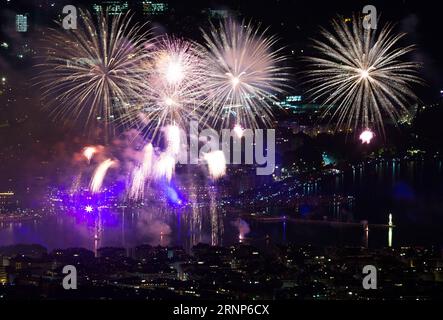(170813) -- GENF, 13. Aug. 2017 -- Foto aufgenommen am 12. Aug. 2017 zeigt ein Feuerwerk, das den Himmel über dem Leman-See während des Genfer Festivals in Genf, Schweiz, erleuchtet. Das Genfer Festival ist eine zehntägige Veranstaltung, die jährlich in den ersten Augusttagen stattfindet. ) (Zxj) SCHWEIZ-GENF-FESTIVAL-FEUERWERK XuxJinquan PUBLICATIONxNOTxINxCHN Genf 13. August 2017 Foto aufgenommen AM 12. August 2017 zeigt Feuerwerk, das den Himmel über dem Leman-See während des Genfer Festivals in Genf beleuchtet das Genfer Festival IST ein zehntägiger Event-Held jährlich in den ersten Tagen der August Schweiz Genf Festival F Stockfoto