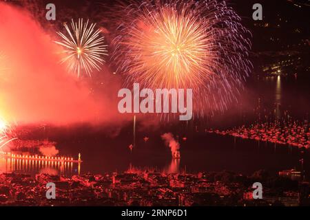 (170813) -- GENF, 13. Aug. 2017 -- Foto aufgenommen am 12. Aug. 2017 zeigt ein Feuerwerk, das den Himmel über dem Leman-See während des Genfer Festivals in Genf, Schweiz, erleuchtet. Das Genfer Festival ist eine zehntägige Veranstaltung, die jährlich in den ersten Augusttagen stattfindet. ) (Zxj) SCHWEIZ-GENF-FESTIVAL-FEUERWERK XuxJinquan PUBLICATIONxNOTxINxCHN Genf 13. August 2017 Foto aufgenommen AM 12. August 2017 zeigt Feuerwerk, das den Himmel über dem Leman-See während des Genfer Festivals in Genf beleuchtet das Genfer Festival IST ein zehntägiger Event-Held jährlich in den ersten Tagen der August Schweiz Genf Festival F Stockfoto