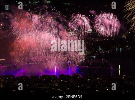 (170813) -- GENF, 13. Aug. 2017 -- Foto aufgenommen am 12. Aug. 2017 zeigt ein Feuerwerk, das den Himmel über dem Leman-See während des Genfer Festivals in Genf, Schweiz, erleuchtet. Das Genfer Festival ist eine zehntägige Veranstaltung, die jährlich in den ersten Augusttagen stattfindet. ) (Zxj) SCHWEIZ-GENF-FESTIVAL-FEUERWERK XuxJinquan PUBLICATIONxNOTxINxCHN Genf 13. August 2017 Foto aufgenommen AM 12. August 2017 zeigt Feuerwerk, das den Himmel über dem Leman-See während des Genfer Festivals in Genf beleuchtet das Genfer Festival IST ein zehntägiger Event-Held jährlich in den ersten Tagen der August Schweiz Genf Festival F Stockfoto