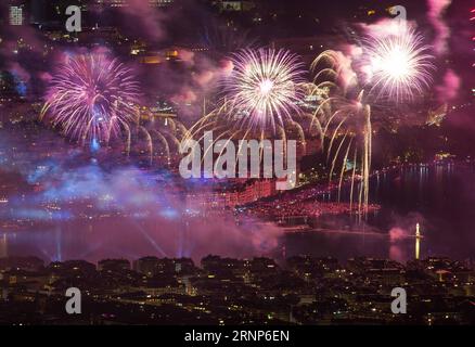 (170813) -- GENF, 13. Aug. 2017 -- Foto aufgenommen am 12. Aug. 2017 zeigt ein Feuerwerk, das den Himmel über dem Leman-See während des Genfer Festivals in Genf, Schweiz, erleuchtet. Das Genfer Festival ist eine zehntägige Veranstaltung, die jährlich in den ersten Augusttagen stattfindet. ) (Zxj) SCHWEIZ-GENF-FESTIVAL-FEUERWERK XuxJinquan PUBLICATIONxNOTxINxCHN Genf 13. August 2017 Foto aufgenommen AM 12. August 2017 zeigt Feuerwerk, das den Himmel über dem Leman-See während des Genfer Festivals in Genf beleuchtet das Genfer Festival IST ein zehntägiger Event-Held jährlich in den ersten Tagen der August Schweiz Genf Festival F Stockfoto