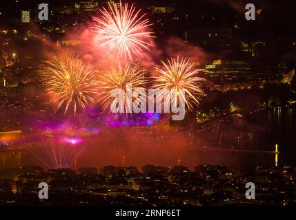 (170813) -- GENF, 13. Aug. 2017 -- Foto aufgenommen am 12. Aug. 2017 zeigt ein Feuerwerk, das den Himmel über dem Leman-See während des Genfer Festivals in Genf, Schweiz, erleuchtet. Das Genfer Festival ist eine zehntägige Veranstaltung, die jährlich in den ersten Augusttagen stattfindet. ) (Zxj) SCHWEIZ-GENF-FESTIVAL-FEUERWERK XuxJinquan PUBLICATIONxNOTxINxCHN Genf 13. August 2017 Foto aufgenommen AM 12. August 2017 zeigt Feuerwerk, das den Himmel über dem Leman-See während des Genfer Festivals in Genf beleuchtet das Genfer Festival IST ein zehntägiger Event-Held jährlich in den ersten Tagen der August Schweiz Genf Festival F Stockfoto