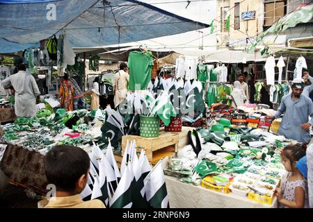 (170813) -- ISLAMABAD, 13. August 2017 -- Menschen kaufen Souvenirs auf einem Markt am Vorabend des pakistanischen Unabhängigkeitstages in Islamabad, Hauptstadt Pakistans, 13. August 2017. Pakistan feiert am 14. August den Unabhängigkeitstag. )(whw) PAKISTAN-ISLAMABAD-UNABHÄNGIGKEITSTAG SaadiaxSeher PUBLICATIONxNOTxINxCHN ISLAMABAD 13. August 2017 Prominente Kaufen Sie Souvenirs AUF einem Markt AM Abend der Unabhängigkeit Pakistans in Islamabad Hauptstadt Pakistans 13. August 2017 Pakistan feiert den UNABHÄNGIGKEITSTAG AM 14. August Stockfoto