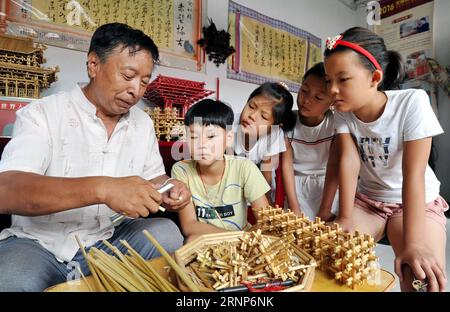 (170813) -- CANGZHOU, 13. August 2017 -- Wei Qingfa, 60, ein Strohwebkünstler, demonstriert sein Können den Schülern im Dorf Gaoguantun im Cangxian County, Provinz Hebei, im Norden Chinas, 13. August 2017. Wei bietet während der Sommerferien kostenlose Kurse zum Thema Strohweberei an. Li Peng) (clq) CHINA-HEBEI-CANGZHOU-SUMMER VACATION(CN) MouxYu PUBLICATIONxNOTxINxCHN Cangzhou Aug 13 2017 Wei 60 ein Strohwebkünstler demonstriert seine Fähigkeiten den Studenten im Dorf Cangxian County Nordchina S Hebei Province 13. August 2017 Wei BIETET kostenlose Kurse ÜBER Strohwebmaschinen für die Studenten AN Stockfoto