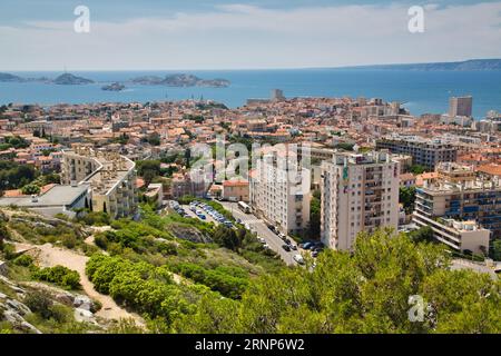 Blick auf einzelne Häuser von Marseille eingebettet in eine wunderschöne Landschaft Stockfoto