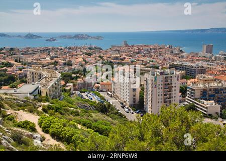 Blick auf einzelne Häuser von Marseille eingebettet in eine wunderschöne Landschaft Stockfoto