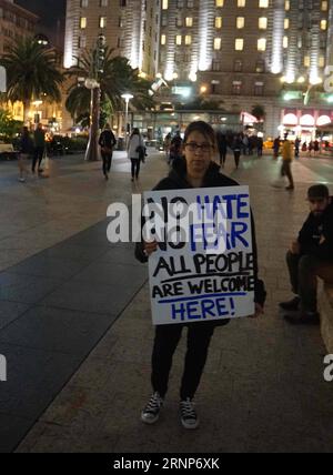 (170813) -- SAN FRANCISCO, 13. August 2017 -- Eine Frau, die ein Schild hält, liest No Hate No Fear All People Are Welcome Here Nehmen Sie am 12. August 2017 an einer Mahnwache im Zentrum von San Francisco in den Vereinigten Staaten Teil. Drei Menschen wurden in Charlottesville getötet und 19 verwundet, als ein Unterstützer der sogenannten alt-Rechts-Bewegung sein Auto in eine Menge Demonstranten gegen eine weiße nationalistische Kundgebung rammte. Dann rief eine lokale Gruppe namens unteilbarer SF, kurz für San Francisco, dazu auf, dass die Mahnwache in Solidarität mit Charlottesville steht. ) (srb) U.S.-SAN FRANCISCO-VIGIL XuxYong PUBLICATIONxNOTxIN Stockfoto