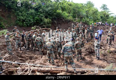 (170813) -- MANDI, INDIEN, 13. August 2017 -- Rettungskräfte arbeiten am Unfallort nach einem Erdrutsch im Bezirk Mandi, nordöstlicher indischer Bundesstaat Himachal Pradesh, 13. August 2017. Mindestens 50 Menschen wurden erschrocken, nachdem zwei Busse am Sonntag von einem massiven Erdrutsch im nordindischen Bundesstaat Himachal Pradesh weggefegt wurden. (srb) INDIA-MANDI-LANDSLADE Stringer PUBLICATIONxNOTxINxCHN Mandi Indien 13. August 2017 Rettungsarbeiten AM Unfallort nach einem Erdrutsch IM Mandi District IM nordöstlichen indischen Bundesstaat Himachal Pradesh AM 13. August 2017 waren mindestens 50 Prominente der fea Stockfoto