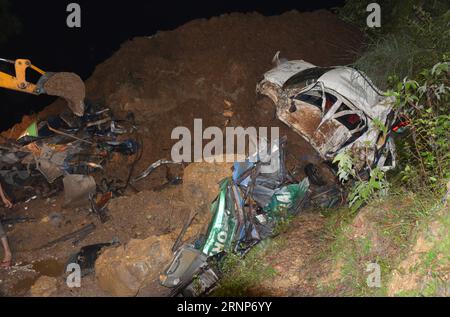 (170813) -- MANDI, INDIEN, 13. August 2017 --Foto vom 13. August 2017 zeigt die Unfallstelle nach einem Erdrutsch im Bezirk Mandi, nordöstlicher indischer Bundesstaat Himachal Pradesh. Mindestens 50 Menschen wurden erschrocken, nachdem zwei Busse am Sonntag von einem massiven Erdrutsch im nordindischen Bundesstaat Himachal Pradesh weggefegt wurden. (srb) INDIA-MANDI-LANDSLADE Stringer PUBLICATIONxNOTxINxCHN Mandi India 13. August 2017 Foto vom 13. August 2017 zeigt den Unfallort nach einem Erdrutsch IM Mandi District IM nordöstlichen indischen Bundesstaat Himachal Pradesh von mindestens 50 Prominenten Stockfoto