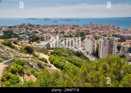 Blick auf einzelne Häuser von Marseille eingebettet in eine wunderschöne Landschaft Stockfoto