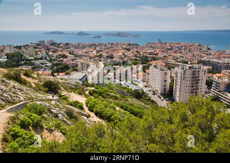 Blick auf einzelne Häuser von Marseille eingebettet in eine wunderschöne Landschaft Stockfoto