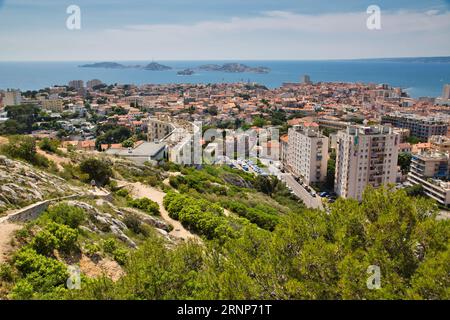 Blick auf einzelne Häuser von Marseille eingebettet in eine wunderschöne Landschaft Stockfoto