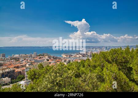 Blick auf einzelne Häuser von Marseille eingebettet in eine wunderschöne Landschaft Stockfoto