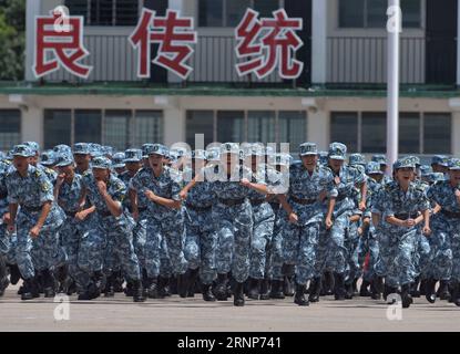 (170814) -- HONG KONG, 14. August 2017 -- Studenten bereiten sich auf das Militärboxen auf der Abschlusszeremonie des Hong Kong Tertiary Military Training Camp im südchinesischen Hong Kong, 13. August 2017 vor. Die Abschlusszeremonie des 7. Tertiären Militärlagers in Hongkong fand am Sonntag in den San Wai Barracks der Garnisone der chinesischen Volksbefreiungsarmee (PLA) in der Sonderverwaltungsregion Hongkong (HKSAR) statt. Etwa 140 Studenten von über 10 Universitäten in Hongkong erhielten militärische Schulungen und erlebten das militärische Leben während des 11-tägigen Camps. ) (ZX) CHINA-HONGKONG-MILITÄR TRAINI Stockfoto