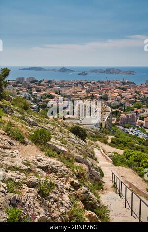 Blick auf einzelne Häuser von Marseille eingebettet in eine wunderschöne Landschaft Stockfoto