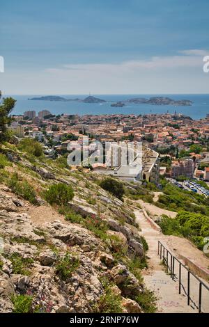 Blick auf einzelne Häuser von Marseille eingebettet in eine wunderschöne Landschaft Stockfoto