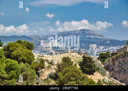 Blick auf einzelne Häuser von Marseille eingebettet in eine wunderschöne Landschaft Stockfoto