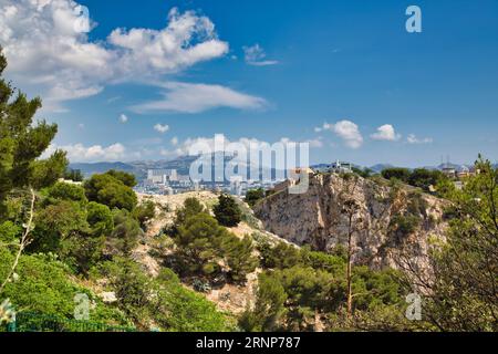 Blick auf einzelne Häuser von Marseille eingebettet in eine wunderschöne Landschaft Stockfoto