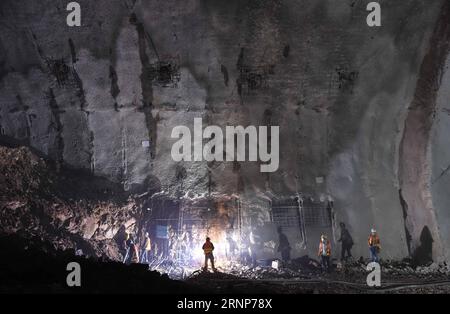 (170814) -- PEKING, 14. August 2017 -- Arbeiter werden auf der Baustelle der Chinesischen Mauer Station der Peking-Zhangjiakou Hochgeschwindigkeitsbahn unter dem Badaling Gebiet der Chinesischen Mauer in Peking, Hauptstadt von China, am 8. August 2017 gesehen. Die Hochgeschwindigkeitsbahn Peking-Zhangjiakou, ein großes Transportprojekt für die Olympischen und Paralympischen Winterspiele 2022, soll bis Ende 2019 fertiggestellt sein. ) (wyo) CHINA-BEIJING-ZHANGJIAKOU-HIGH-SPEED RAILWAY-GREAT WALL STATION-CONSTRUCTION (CN) LixWen PUBLICATIONxNOTxINxCHN 170814 Peking 14. August 2017 Arbeiter sind Seen AUF der Baustelle von T Stockfoto