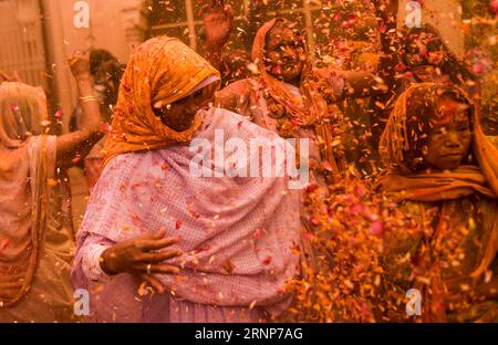 (170814) -- PEKING, 14. August 2017 -- das Aktenfoto vom 21. März 2016 zeigt Frauen, die während einer Vorfeier des Holi-Festivals in Vrindavan, Nordindien, Ringelblumen werfen. ) (gj) (XIAMEN SUMMIT)BRICS-FLOWERS BixXiaoyang PUBLICATIONxNOTxINxCHN 170814 Peking 14. August 2017 Aktenaufnahme aufgenommen AM 21. März 2016 zeigt Frauen, die während einer Vorfeier des Holi Festival Hero in Vrindavan Nordindien Blüten von BixXiaoyang PNOBLICATINxCHN werfen Stockfoto