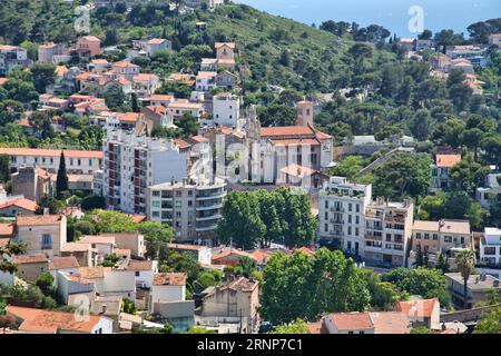 Blick auf einzelne Häuser von Marseille eingebettet in eine wunderschöne Landschaft Stockfoto