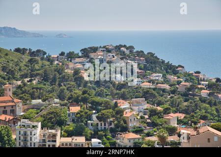 Blick auf einzelne Häuser von Marseille eingebettet in eine wunderschöne Landschaft Stockfoto