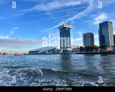 Amsterdam, Niederlande. August 26, 2023. Der Fluss Amstel und das Augenmuseum in Amsterdam. Hochwertige Fotos Stockfoto