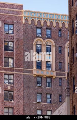 Upper West Side: The Colorado, ein von Robert T. Lyons entworfenes Apartmenthaus, ist bekannt für seine polychrome Terrakotta. Stockfoto