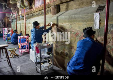 (170816) -- ZHENGDING, 16. August 2017 -- Experten restaurieren ein altes Wandgemälde im Longxing-Tempel in Zhengding, nordchinesische Provinz Hebei, 15. August 2017. Die Restaurierungs- und Restaurierungsarbeiten der buddhistischen Wandmalereien der Ming-Dynastie (1368-1644) auf 400 Quadratmetern sind im Gange. (zx) CHINA-HEBEI-LONGXING TEMPLE-MURALS (CN) ChenxQibao PUBLICATIONxNOTxINxCHN 170816 Zhengding 16. August 2017 Experten Restaurierung und Erhaltung des antiken Wandbildes IM Longxing Tempel in Zhengding, Nordchina, Provinz Hebei, 15. August 2017 die Restaurierungs- und Konservierungsarbeiten der buddhistischen Wandmalereien des Ming Stockfoto