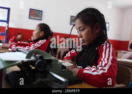 (170816) -- XIAHE, 16. Aug. 2017 () -- Foto aus dem Jahr 2008 zeigt Deqen Yuzhen mit einer Schreibmaschine an der Schule für blinde Kinder in Lhasa, der Hauptstadt der autonomen Region Tibet im Südwesten Chinas. Deqen Yuzhen, der am 14. September 1998 geboren wurde, ist die Tochter einer Hirtenfamilie im Maqu County, der autonomen Präfektur Gannan, der nordwestchinesischen Provinz Gansu. Leider verlor sie ihre Augen wegen einer schweren Krankheit, als sie ein Baby war. Im Alter von neun Jahren wurde sie in die Schule für blinde Kinder in der Autonomen Region Tibet im Südwesten Chinas geschickt und in die Schule für blinde Kinder von transferiert Stockfoto