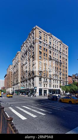 Upper West Side: Das Van Dyck ist die südliche Hälfte eines ineinandergreifenden Apartmentgebäudes an der Amsterdamer Avenue zwischen der W 72nd und der 73rd Street. Stockfoto