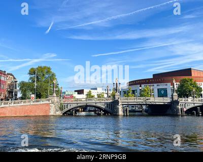 Amsterdam, Niederlande. August 26, 2023. Der Bluebridge über der Amstel in Amsterdam. Hochwertige Fotos Stockfoto