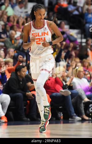 31. August 2023: Connecticut Sun Forward DeWanna Bonner (24) läuft während eines WNBA-Spiels zwischen Phoenix Mercury und Connecticut Sun in der Mohegan Sun Arena in Uncasville, Connecticut, auf dem Spielfeld. Erica Denhoff/CSM Stockfoto