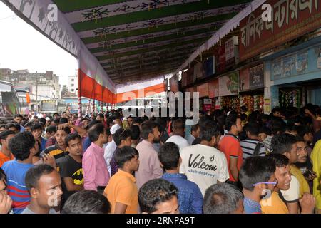 (170818) -- DHAKA, 18. Aug. 2017 -- am 18. Aug. 2017 warteten die Leute vor Eid-ul-Azha am Gabtoli-Busbahnhof in Dhaka, der Hauptstadt von Bangladesch, um Bustickets zu kaufen. Als sich die heilige Eid-ul-Azha nähert, begann Bangladesch am Freitag mit dem Verkauf fortgeschrittener Zug- und Busfahrkarten, um eine stressfreie Reise für Millionen von Menschen zu gewährleisten, die nach Hause strömen werden, um eines der größten religiösen Feste mit ihren Verwandten zu feiern. )(zjl) BANGLADESCH-DHAKA-MUSLIM-FESTIVAL-TICKETS SalimxReza PUBLICATIONxNOTxINxCHN Dhaka 18. August 2017 Prominente Schlange bis zum Kauf von Busfahrkarten vor dem Eid UL Azha IN Gabtoli Bus St Stockfoto