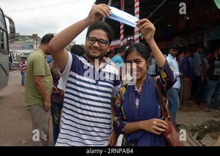 (170818) -- DHAKA, 18. August 2017 -- Ein Paar zeigt seine Busfahrkarten vor Eid-ul-Azha am Gabtoli-Busbahnhof in Dhaka, Hauptstadt von Bangladesch, am 18. August 2017. Als sich die heilige Eid-ul-Azha nähert, begann Bangladesch am Freitag mit dem Verkauf fortgeschrittener Zug- und Busfahrkarten, um eine stressfreie Reise für Millionen von Menschen zu gewährleisten, die nach Hause strömen werden, um eines der größten religiösen Feste mit ihren Verwandten zu feiern. )(zjl) BANGLADESCH-DHAKA-MUSLIM-FESTIVAL-TICKETS SalimxReza PUBLICATIONxNOTxINxCHN Dhaka 18. August 2017 ein PAAR Zeigen Sie ihre Busfahrkarten vor Oath UL Azha AM Gabtoli Bus Station in DH Stockfoto