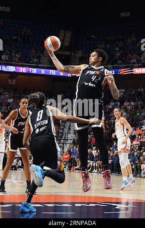 31. August 2023: Phoenix Mercury Center Brittney Griner (42) kehrt den Ball während eines WNBA-Spiels zwischen Phoenix Mercury und Connecticut Sun in der Mohegan Sun Arena in Uncasville, Connecticut, zurück. Erica Denhoff/CSM Stockfoto