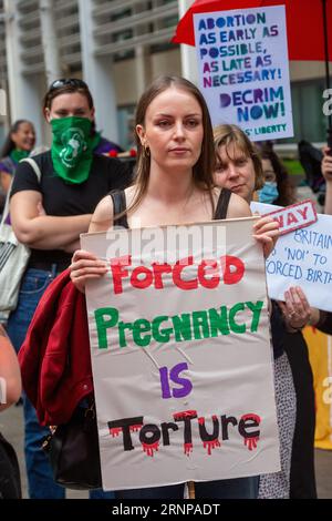 London, England, Großbritannien. September 2023. Protest-Proteste führen vor dem Emanuel Centre in Westminster eine Demonstration durch, bei der Aktivisten gegen Abtreibung eine Kundgebung abhalten. (Bild: © Tayfun Salci/ZUMA Press Wire) NUR REDAKTIONELLE VERWENDUNG! Nicht für kommerzielle ZWECKE! Stockfoto