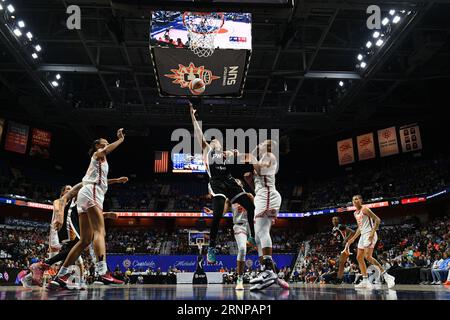 31. August 2023: Der Phoenix Mercury Guard Sug Sutton (1) schießt den Ball während eines WNBA-Spiels zwischen dem Phoenix Mercury und der Connecticut Sun in der Mohegan Sun Arena in Uncasville, Connecticut. Erica Denhoff/CSM Stockfoto