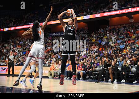 31. August 2023: Phoenix Mercury Center Brittney Griner (42) schießt den Ball während eines WNBA-Spiels zwischen Phoenix Mercury und Connecticut Sun in der Mohegan Sun Arena in Uncasville, Connecticut. Erica Denhoff/CSM Stockfoto