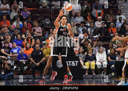 31. August 2023: Phoenix Mercury Center Brittney Griner (42) spielt den Ball während eines WNBA-Spiels zwischen Phoenix Mercury und Connecticut Sun in der Mohegan Sun Arena in Uncasville, Connecticut. Erica Denhoff/CSM Stockfoto