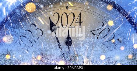 Countdown bis Mitternacht. Uhr im Retro-Stil, die die letzten Momente vor Weihnachten oder Neujahr 2024 zählt Stockfoto