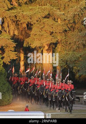 (170819) -- VANCOUVER, 19. August 2017 -- Reiter und Pferde marschieren aus dem Wald während des RCMP Musical Ride Events im Burnaby's Central Park in Vancouver, Kanada, 18. August 2017. Die Royal Canadian Mounted Police (RCMP) Musical Ride ist eine einzigartige kanadische Performance mit einer Truppe von 32 Pferden und Reitern, die choreografierte Kavallerie-Übungen zu Musik durchführen. )(yk) CANADA-VANCOUVER-RCMP-MUSICAL RIDE Liangxsen PUBLICATIONxNOTxINxCHN Vancouver 19. August 2017 Reiter und Pferde marschieren aus dem Wald während des RCMP Musical Ride Event IM Burnaby S Central Park in Vancouver Kanada 18. August 2017 Stockfoto