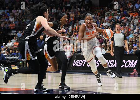 31. August 2023: Connecticut Sun Forward Alyssa Thomas (25) fährt während eines WNBA-Spiels zwischen Phoenix Mercury und Connecticut Sun in der Mohegan Sun Arena in Uncasville, Connecticut, zum Korb. Erica Denhoff/CSM (Bild: © Erica Denhoff/Cal Sport Media) Stockfoto