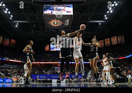 31. August 2023: Phoenix Mercury Center Brittney Griner (42) kehrt den Ball während eines WNBA-Spiels zwischen Phoenix Mercury und Connecticut Sun in der Mohegan Sun Arena in Uncasville, Connecticut, zurück. Erica Denhoff/CSM Stockfoto